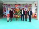 Ban đại diện phụ huynh tặng hoa chúc mừng nhà trường