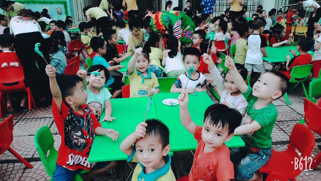 Một số hình ảnh về hoạt động học môn nghệ thuật sáng tạo của các Bé trường MN Kim Đồng