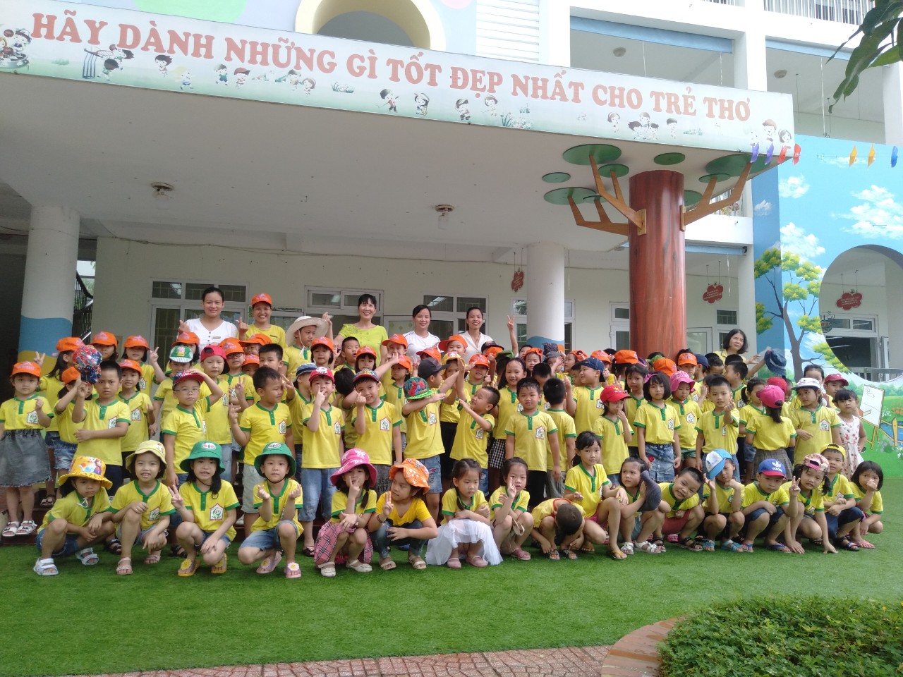 CÁC BÉ MẪU GIÁO LỚN 5 TUỔI TRƯỜNG MN KIM ĐỒNG THĂM QUAN TRƯỜNG TIỂU HỌC AN HƯNG