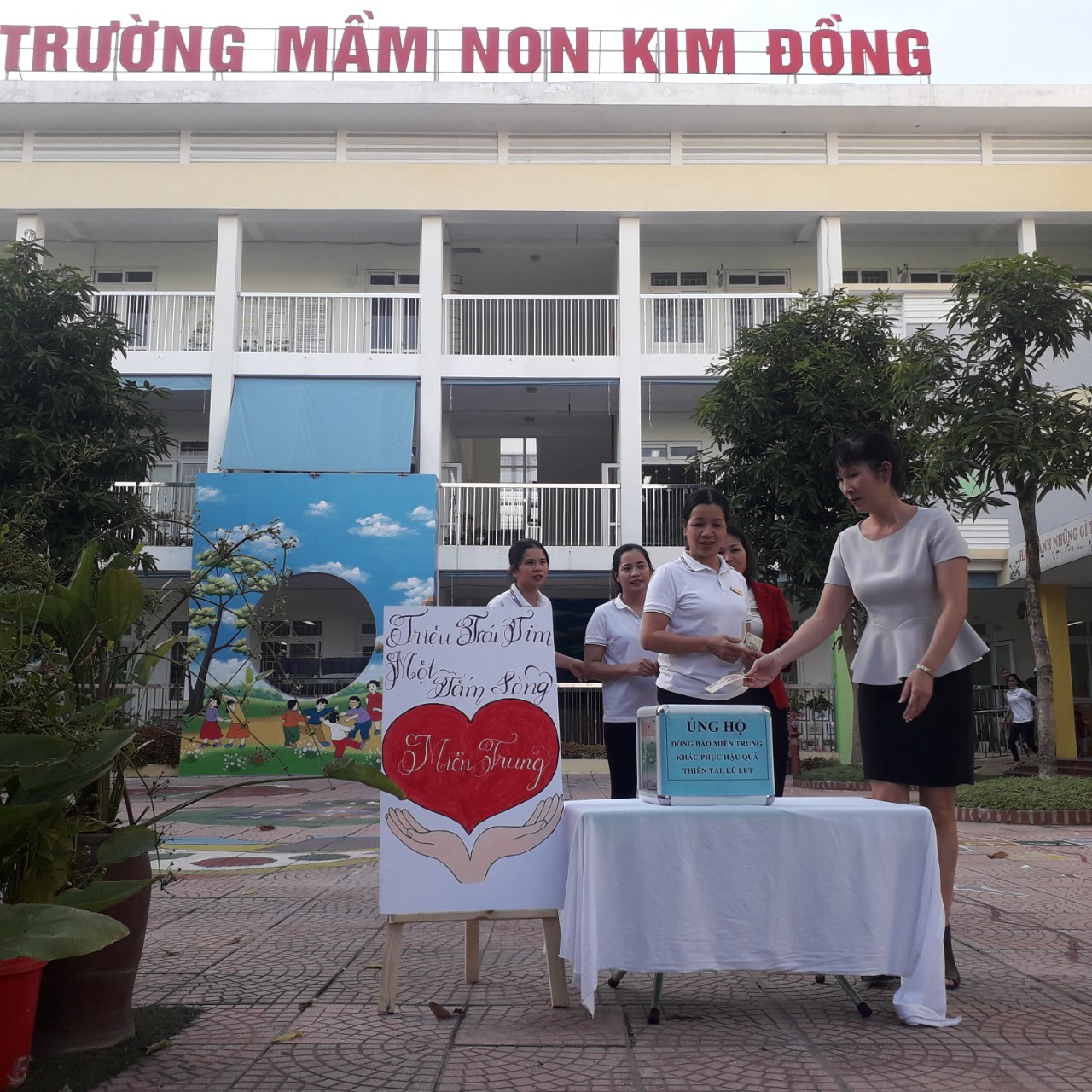 TRƯỜNG MN KIM ĐỒNG CHUNG TAY ỦNG HỘ ĐỒNG BÀO MIỀN TRUNG RUỘT THỊT